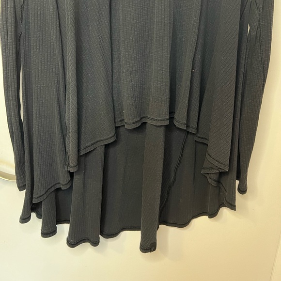 Lululemon long sleeve light weight ribbed shirt with high-low bottom, black sz L - Picture 4 of 4